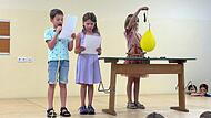 Maximilian Pflug, Sophia Hofmann, Elin Herliz präsentieren die Luftballonwaage: Luft hat Gewicht.