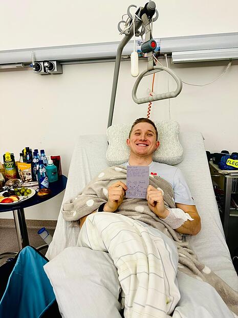 Jacob Schramm kann nach seinem schweren Trainings-Sturz von Kitzb&uuml;hel und schwerer Knieverletzungen schon wieder lachen.