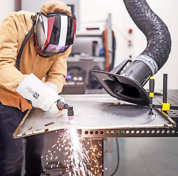 Sandor Adam baut seinen Prototyp in der Werkstatt des LCC.