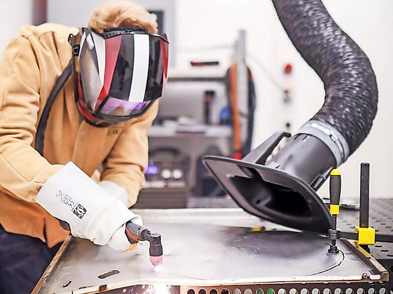 Sandor Adam baut seinen Prototyp in der Werkstatt des LCC.