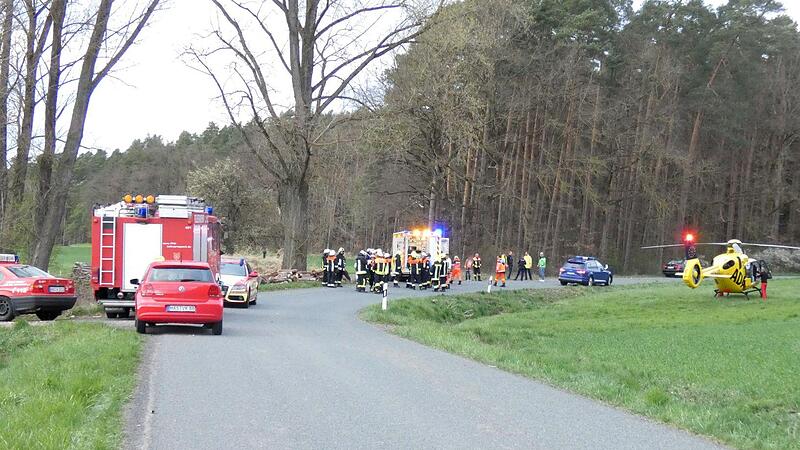 Eine Notärztin aus dem Landkreis Haßberge nahm zusammen mit dem Team eines Rettungswagens aus dem Landkreis Coburg die Erstversorgung des Verunglückten vor.