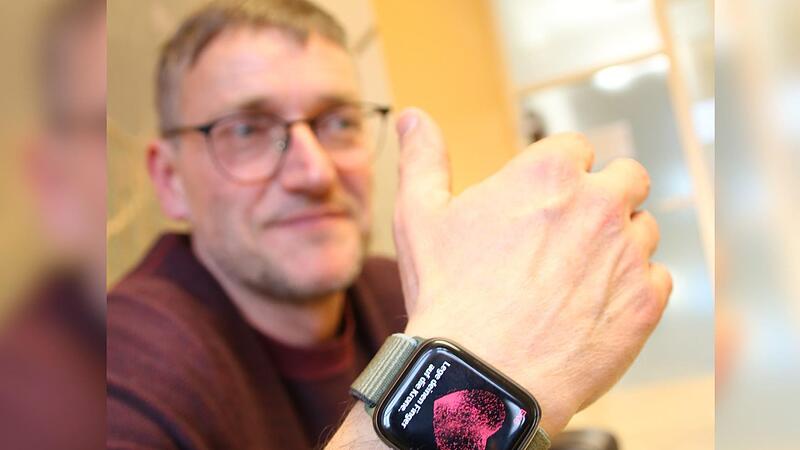 "Lege deinen Finger auf die Krone", zeigt die Smartwatch von Marco Schneider an, um ein EKG aufzuzeichnen. "Lege deinen Finger auf die Krone", zeigt die Smartwatch von Marco Schneider an, um ein EKG aufzuzeichnen.