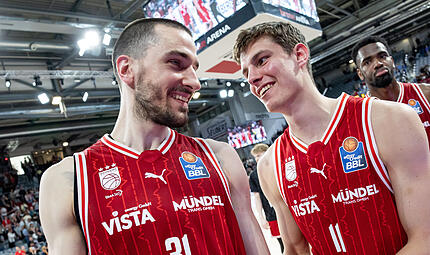 Daniel Keppeler (links) und Richard Balint strahlen nach dem 18. Saisonsieg um die Wette. Beide besitzen noch einen g&uuml;ltigen Vertrag f&uuml;r die kommende Saison.