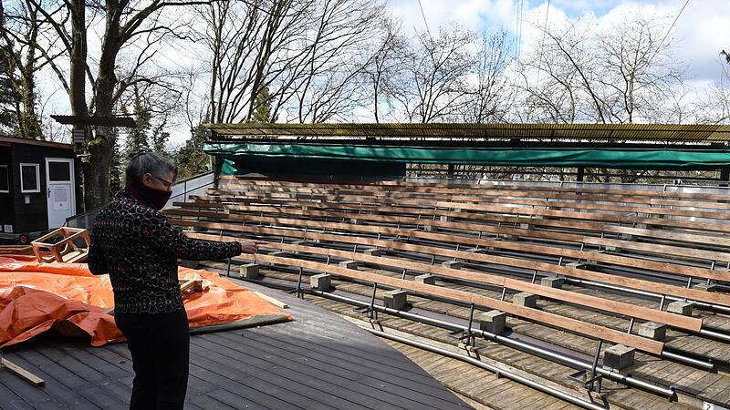 Anne Maar vor dem Freigelände am Schloss Maßbach. Die Theatertruppe könnte sofort loslegen, wenn die Vorschriften zur Eindämmung der Pandemie es wieder zuließen.