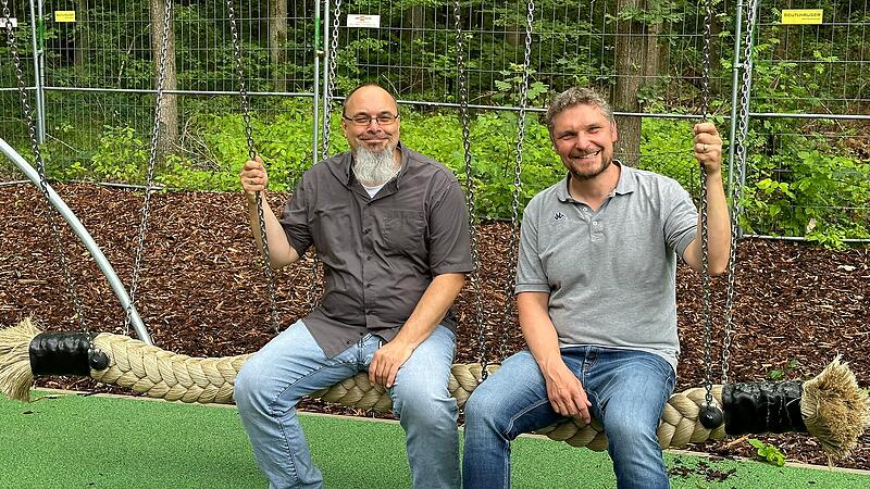 Neuer barrierefreier Abschnitt am Forchheimer WaldspielplatzNeuer barrierefreier Abschnitt am Forchheimer Waldspielplatz Daniel Ruckert (links) und Peter Pfann testen die Seilschaukel selbst