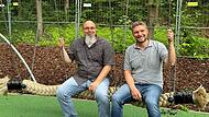 Daniel Ruckert (links) und Peter Pfann testen die Seilschaukel selbst