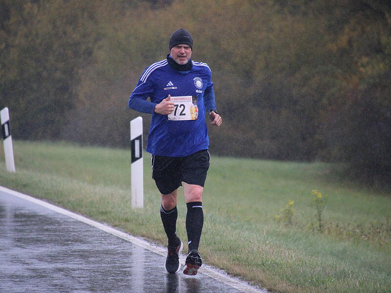 Trotz nasskaltem Herbstwetter lie&szlig;en sich die Sportler den Spa&szlig;  beim 38. Frankenwaldlauf der LG Ludwigschorgast nicht vermiesen.