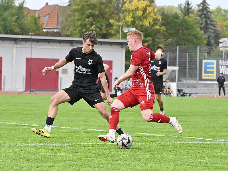 Rene Knie (rotes Trikot) erzielte vom Elfmeterpunkt den entscheidenden Treffer für den FC Coburg. Rene Knie (rotes Trikot) erzielte vom Elfmeterpunkt den entscheidenden Treffer für den FC Coburg.