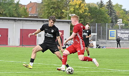 Rene Knie (rotes Trikot) erzielte vom Elfmeterpunkt den entscheidenden Treffer f&uuml;r den FC Coburg.