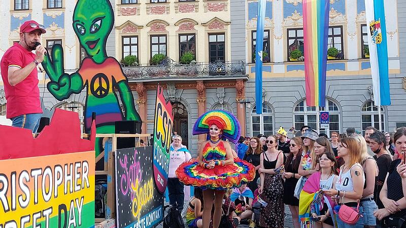 Abschlusskundgebung vorm Rathaus: Marcus Geuß erinnert daran, dass Menschen mit abweichender sexueller Orientierung nichtt überall gleiche Rechte haben.