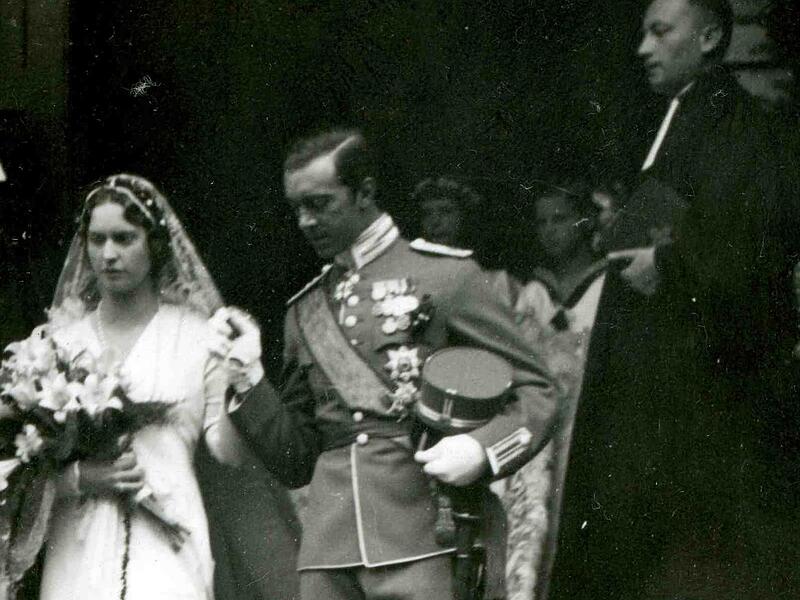 Dieses historische Foto zeigt, wie die Coburger Prinzessin Sibylla und der damalige schwedische Thronfolger Gustav Adolf nach der kirchlichen Trauung 1932 die Coburger Morizkirche verlassen.