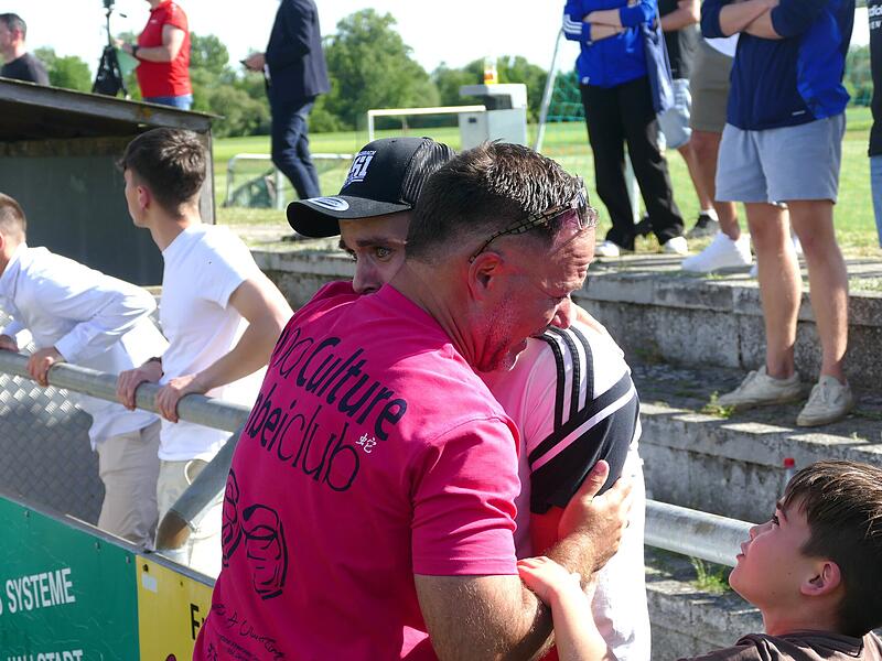 Der TSV Burgebrach bejubelt den Meistertitel in der Bezirksliga Oberfranken West nach dem 2:1 in Kemmern.TSV Burgebrach: Meister Bezirksliga West 2024/25 Der TSV Burgebrach bejubelt den Meistertitel in der Bezirksliga Oberfranken West nach dem 2:1 in Kemmern.