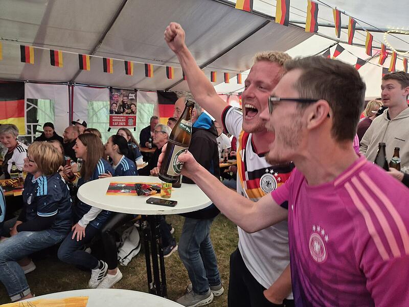 WM 2026: Public Viewing in NordhalbenFußball WM 2026: Fans feiern in Nordhalben WM 2026: Public Viewing in NordhalbenFußball WM 2026: Fans feiern in Nordhalben