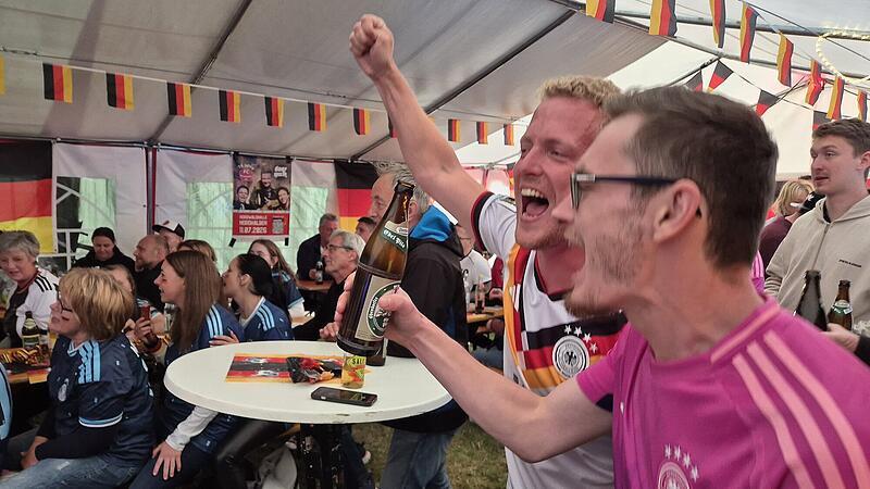 WM 2026: Public Viewing in NordhalbenFußball WM 2026: Fans feiern in Nordhalben WM 2026: Public Viewing in NordhalbenFußball WM 2026: Fans feiern in Nordhalben