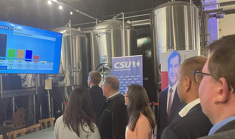 Jürgen Baumgärtner (2. von rechts) verfolgt in Lichtenfels die Hochrechnungen.