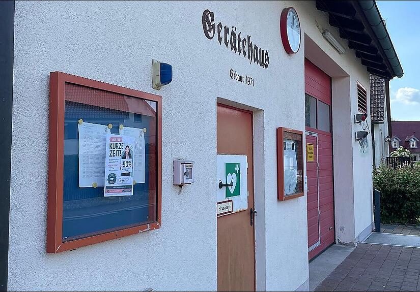 Das besagte Poster wurde am Feuerwehrhaus im Heroldsbacher Ortsteil Poppendorf aufgeh&auml;ngt.