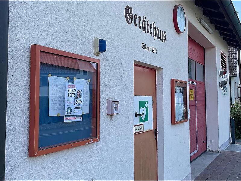 Das besagte Poster wurde am Feuerwehrhaus im Heroldsbacher Ortsteil Poppendorf aufgeh&auml;ngt.
