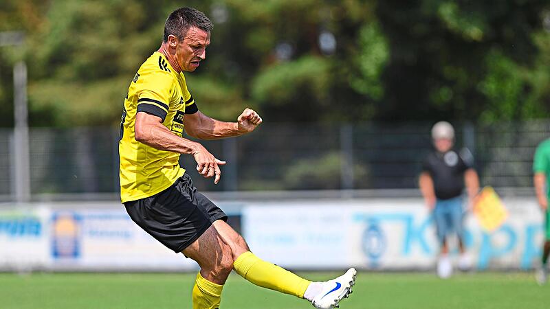 Danny Schlereth &uuml;berragte beim 6:2-Sieg in Knetzgau. Hier erzielt der Spielertrainer das 4:1. Ryan Evans