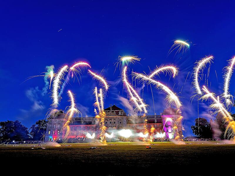 Feuerwerk &uuml;ber Schloss Weissenstein in Pommersfelden.