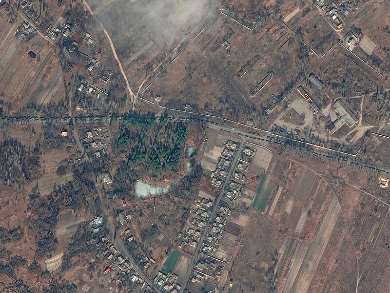 Ukraine, Iwankiw: Dieses von Maxar Technologies zur Verfügung gestellte Satellitenbild zeigt einen Aufmarsch russischer Bodentruppen mit Hunderten von Militärfahrzeugen in einem Konvoi nordöstlich von Iwankiw in der Ukraine, der sich in Richtung Kiew bewegt.