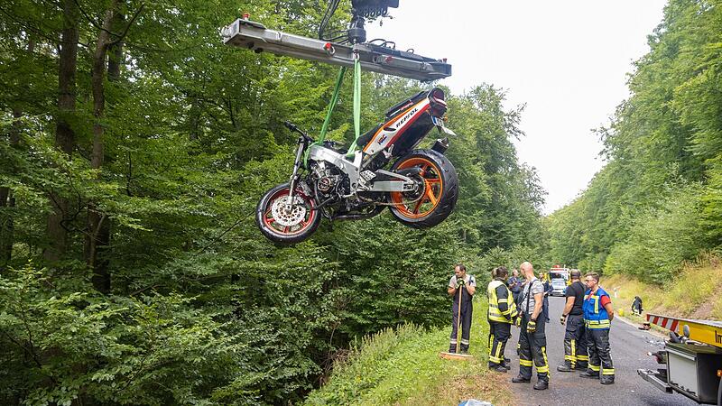 Ein Motorradfahrer aus Coburg und ein Motorradfahrer aus Hof fanden am Sonntagvormittag den Tod im Landkreis Haßberge. Ungeklärt ist bislang, warum der eine Motorradfahrer auf der Straße in dem wenig befahrenen Waldstück von seinem Weg abkam und i...