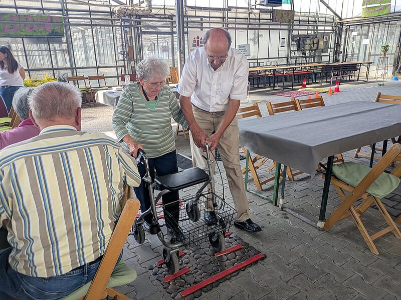 Edgar Kast (rechts) durchläuft einen  Parcours mit den Seniorinnen und Senioren.