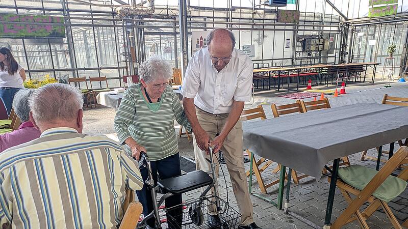 Edgar Kast (rechts) durchl&auml;uft einen  Parcours mit den Seniorinnen und Senioren.