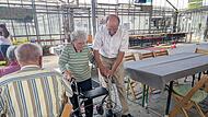Edgar Kast (rechts) durchläuft einen Parcours mit den Seniorinnen und Senioren. Edgar Kast (rechts) durchläuft einen Parcours mit den Seniorinnen und Senioren.
