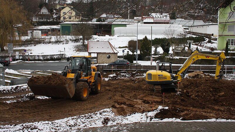 Die Bagger zum Neubau der Rettungswache in G&ouml;&szlig;weinstein rollen.