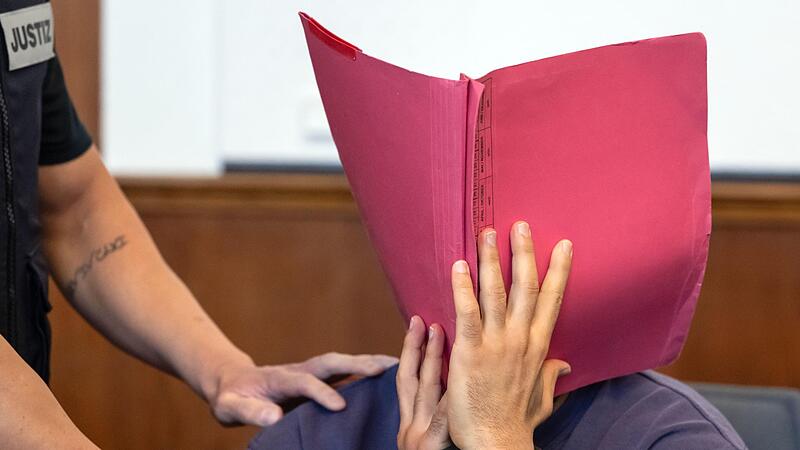 Der 38-Jährige aus dem Landkreis Lichtenfels schweigt zu den Vorwürfen.