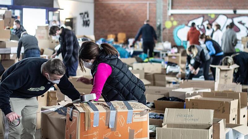 Am Samstag wurden in der Posthalle wieder etliche Kartons mit Hilfsgütern für die Ukraine gepackt. Dort richten die Ehrenamtlichen jetzt auch eine Ausgabestelle zur Zimmerausstattung für ankommende Flüchtlinge ein.