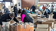 Am Samstag wurden in der Posthalle wieder etliche Kartons mit Hilfsgütern für die Ukraine gepackt. Dort richten die Ehrenamtlichen jetzt auch eine Ausgabestelle zur Zimmerausstattung für ankommende Flüchtlinge ein.