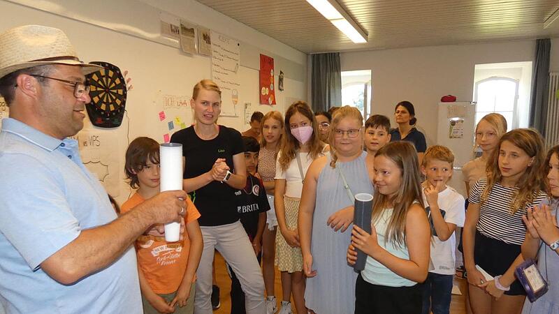 Viel Spaß hatten die Kids bei lustigen Spiele gegen die „Promis“, wie hier zum Beispiel beim Becherstapeln mit Bürgermeister Martin Horn. Jugendpflegerin Lisa Heil (Dritte von links) fungierte als Schiedsrichterin.