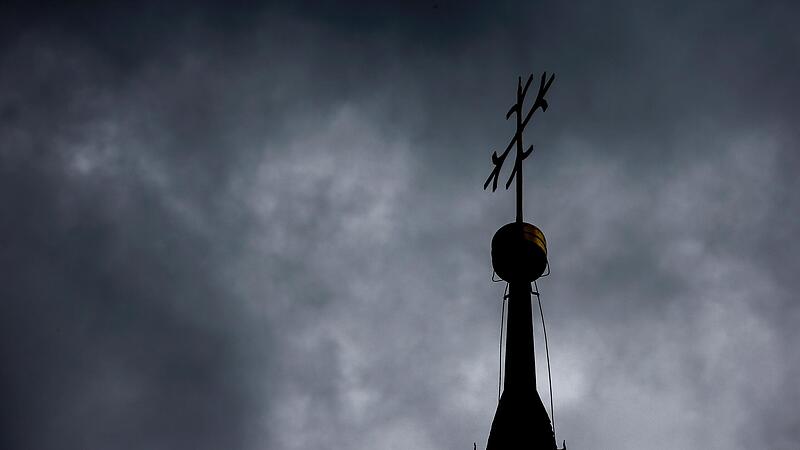 Ein fr&uuml;herer Pfarrer soll sich zwischen 1970 und 1995 an mehreren Personen in Wallenfels (Landkreis Kronach) sexuell vergangen haben.  Der Pfarrer war auch im Landkreis Erlangen-H&ouml;chstadt eingesetzt.