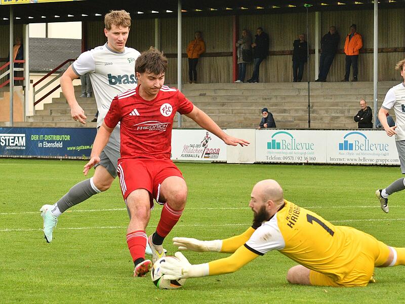 Im letzten Moment schnappt sich der Haibacher Keeper Marcel Schneider den Ball und verhindert so die Torchance für Moritz Mattausch.