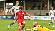 Im letzten Moment schnappt sich der Haibacher Keeper Marcel Schneider den Ball und verhindert so die Torchance für Moritz Mattausch.