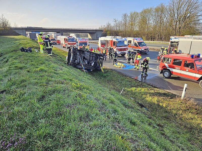 VW-Bus &uuml;berschl&auml;gt sich auf Autobahn &ndash; acht Verletzte, darunter sechs Kinder