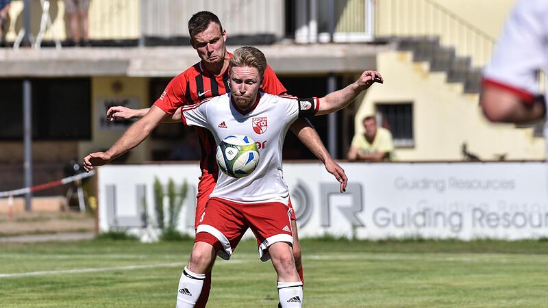 Der FC Ha&szlig;furt  um Janik Full (vorne) hat arge Personalprobleme. Auch der Kapit&auml;n f&auml;llt derzeit verletzungsbedingt aus.