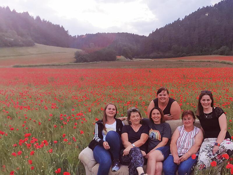 Die Küchle-Bäckerinnen auf dem Sofa im Mohnfeld v.l. Linda Zitzmann, Erika Strobl, Tanja Strobl, Katharina Funk, Monika Zitzmann und Stefanie Stadter.Forchheim & Fränkische Schweiz