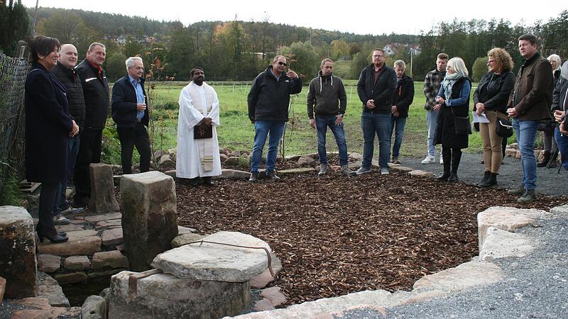 Einweihungsfeier des Brunnenplatzes in Premich: (von links) 2. Bürgermeisterin Silvia Metz, 3. Bürgermeister Egon Gessner, Ortssprecher Eugen Edelmann, Pater Velangini Thumma, Mario Köth, Andreas Kessler, Marcel Schneider, Allianzmanagerinnen Alex...