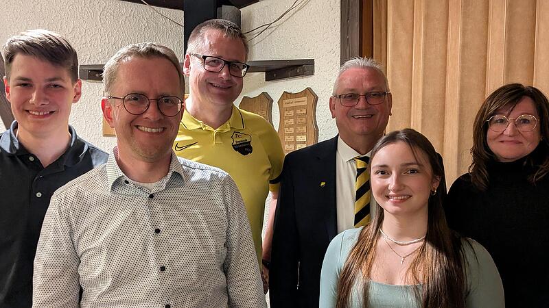 Das Foto zeigt die neuen „Macher“ beim FC Frankonia 1924 Wittershausen e.V. mit dem bestätigten Vorsitzenden Jürgen Weigand. Von links: Silas Veth, Michael Bahn, Christian Sell, Jürgen Weigand, Hannah Weigand und Simone Weigand.