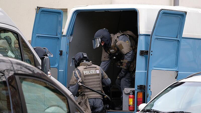 Größerer SEK-Einsatz: Mann droht Ex-Freundin nach Trennung mit Tod Größerer SEK-Einsatz: Mann droht Ex-Freundin nach Trennung mit Tod