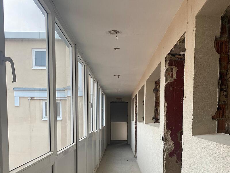 Blick in das alte Wohnbau-Geb&auml;ude