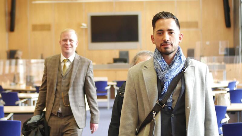 Er hatte auf seinem Instagram-Account ein Hakenkreuz ver&ouml;ffentlicht und sollte daf&uuml;r eine Geldstrafe zahlen. Im zweiten Anlauf wurde Alper Hasirci (rechts, mit Verteidiger Christian Martin) nun freigesprochen.