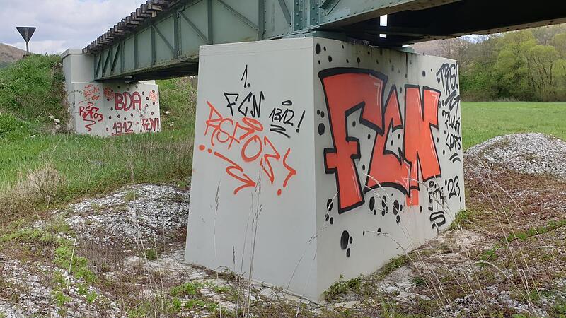Ärgerlich für den Verein Dampfbahn Fränkische Schweiz, dem die Brücke samt Betonpfeiler gehört: Die Schmierereien können nicht einfach mit Farbe überstrichen werden. Das Entfernen der Graffitis ist aufwendig.Forchheim & Fränkische Schweiz Ärgerlich für den Verein Dampfbahn Fränkische Schweiz, dem die Brücke samt Betonpfeiler gehört: Die Schmierereien können nicht einfach mit Farbe überstrichen werden. Das Entfernen der Graffitis ist aufwendig.Forchheim & Fränkische Schweiz