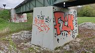 &Auml;rgerlich f&uuml;r den Verein Dampfbahn Fr&auml;nkische Schweiz, dem die Br&uuml;cke samt Betonpfeiler geh&ouml;rt: Die Schmierereien k&ouml;nnen nicht einfach mit Farbe &uuml;berstrichen werden. Das Entfernen der Graffitis ist aufwendig.Forchheim & Fr&auml;nkische Schweiz