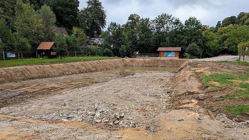 Seit Wochen Stillstand am Freibad? H&auml;tte die Saison doch stattfinden k&ouml;nnen? Dass es in den letzten Wochen ruhiger auf der Baustelle war, hat zwei Gr&uuml;nde.