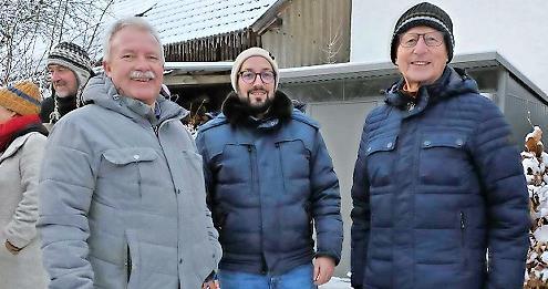 Auf Initiative von Frank Haug wurden 150 Euro gesammelt, um den vielen Sternsingerinnen und Sternsingern f&uuml;r ihre ehrenamtliche Arbeit einen kurzweiligen Nachmittag bieten zu k&ouml;nnen. Von links: Frank Haug, Michael Haug und der Sternsinger-Organisa...