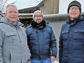 Auf Initiative von Frank Haug wurden 150 Euro gesammelt, um den vielen Sternsingerinnen und Sternsingern f&uuml;r ihre ehrenamtliche Arbeit einen kurzweiligen Nachmittag bieten zu k&ouml;nnen. Von links: Frank Haug, Michael Haug und der Sternsinger-Organisa...