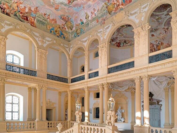 Das dreigeschossige Treppenhaus ist das Herzstück des Schlossinneren. Hier fand das barocke Empfangszeremoniell statt.